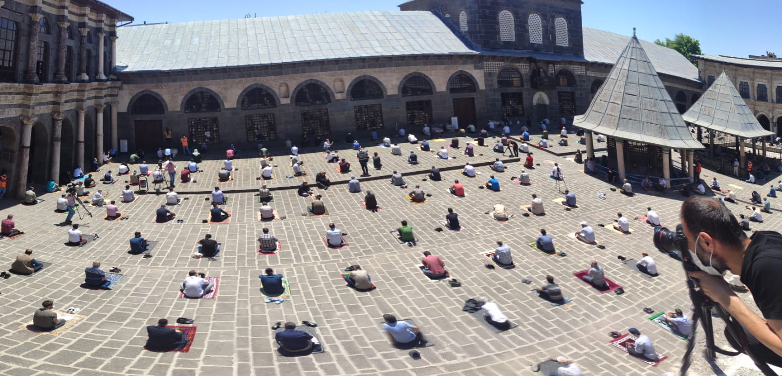 Foto: Diyarbakır’da salgın gölgesinde ilk cuma namazı